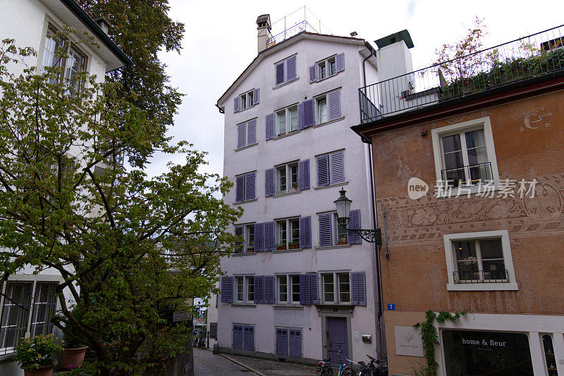 闹市区Zürich的小巷，里面有古老的传统房屋。