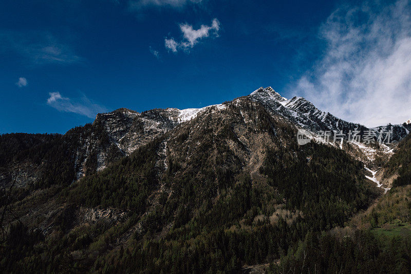 高山景观，勃朗峰的雪山。美丽山谷中的白云石。旅游和度假摄影。