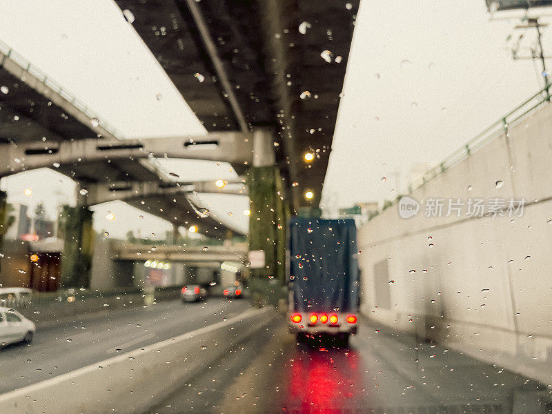 雨中驾车