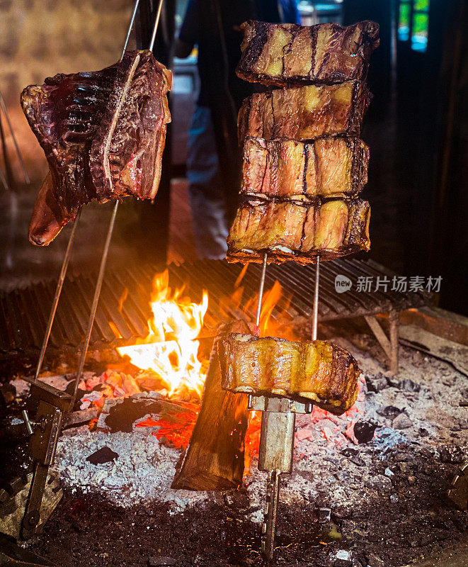 在传统的煤坑里煮排骨