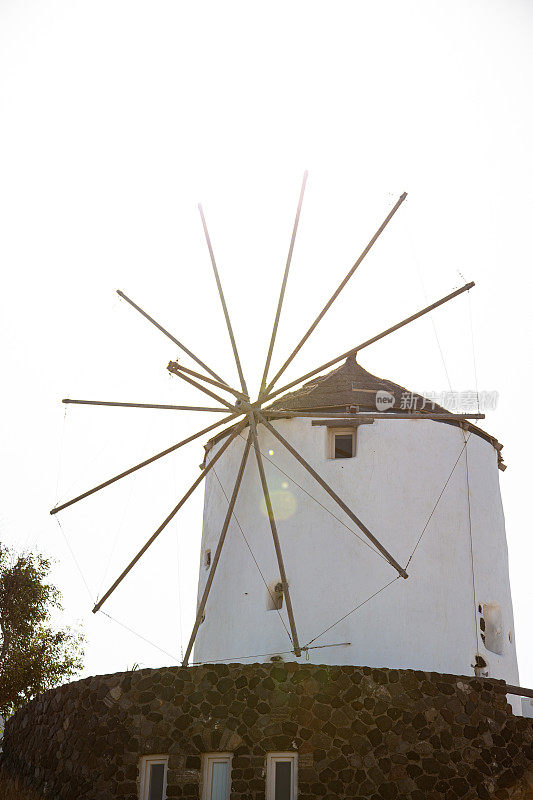 希腊圣托里尼山上的风车