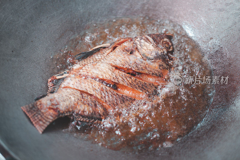 用热油煎罗非鱼。