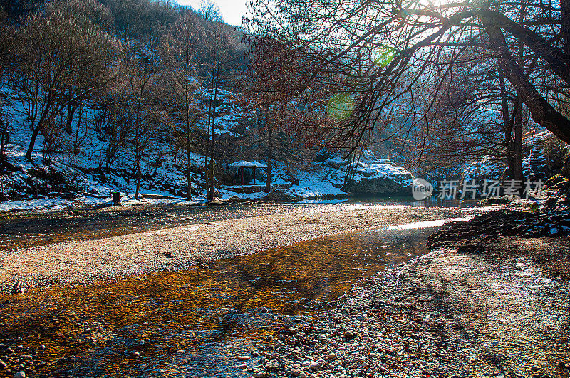 冬季山地景观，河流积雪和树木，最喜欢野餐的地方