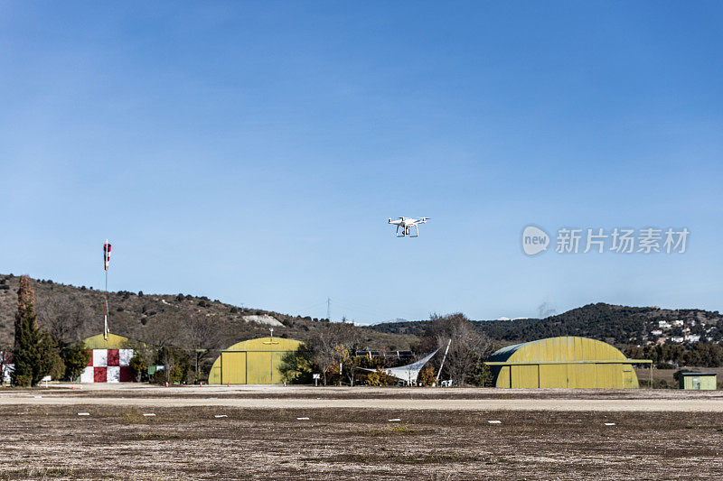 无人机在机场上空飞行的景象。