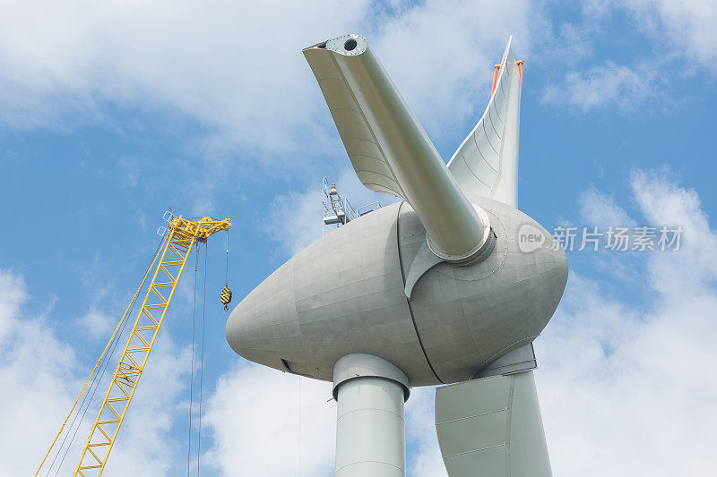 装配机翼的荷兰风力发电机与大型起重机