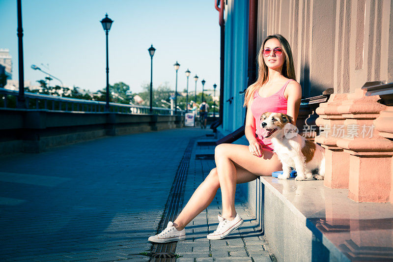 城市里的时髦女孩和她的狗