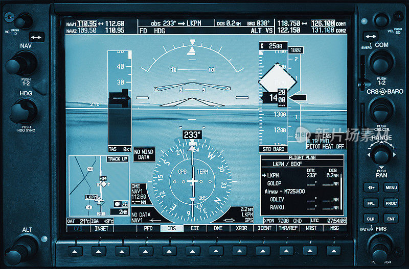 计算机在驾驶舱。小型私人飞机的驾驶舱玻璃显示器，配有天气雷达和发动机仪表