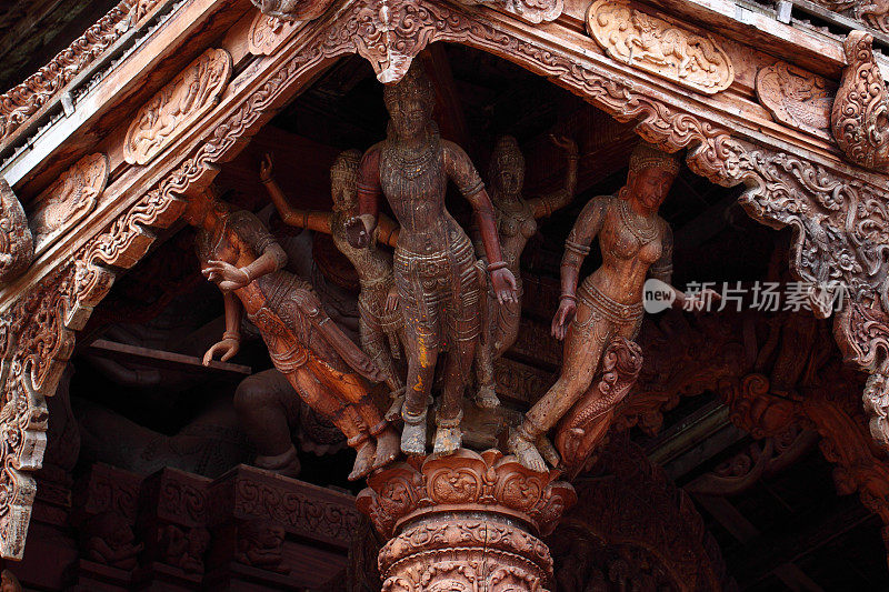 真理圣殿的木制雕塑。泰国芭堤雅