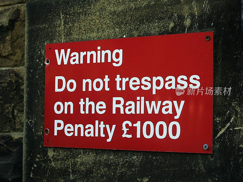 警告:切勿擅自进入铁路标志