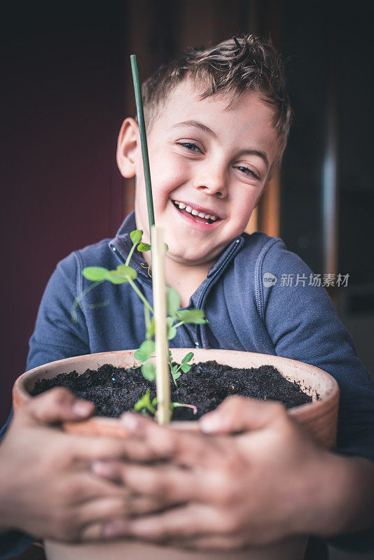 孩子照顾植物