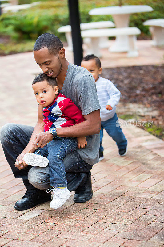 单身黑人父亲和两岁的儿子玩
