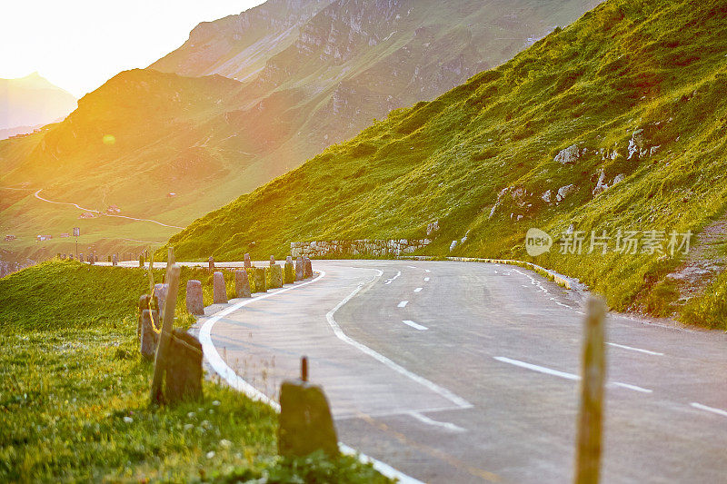 日出时瑞士山区的空旷道路