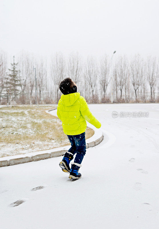 男孩在雪中行走