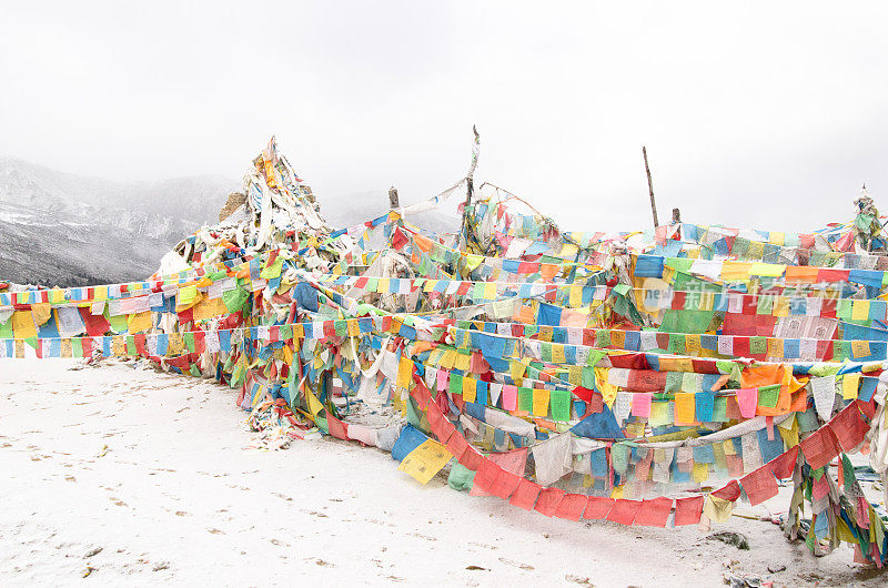 雪山上的祈祷旗