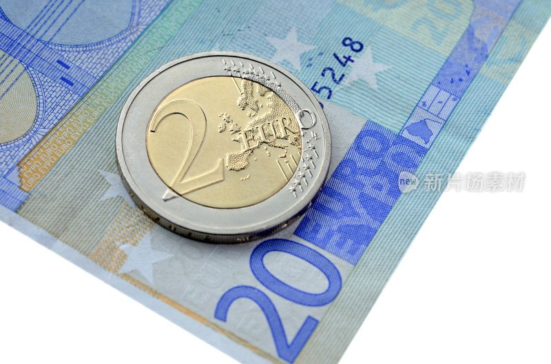 两枚欧元硬币在20欧元纸币上