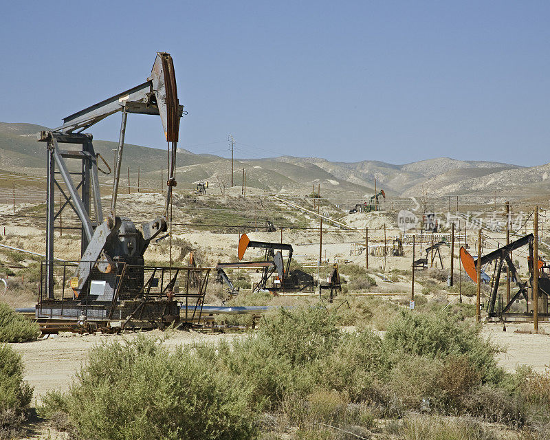 加利福尼亚的多井口泵油田。