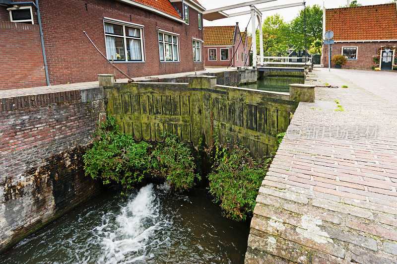 荷兰伊丹的船闸和建筑物。