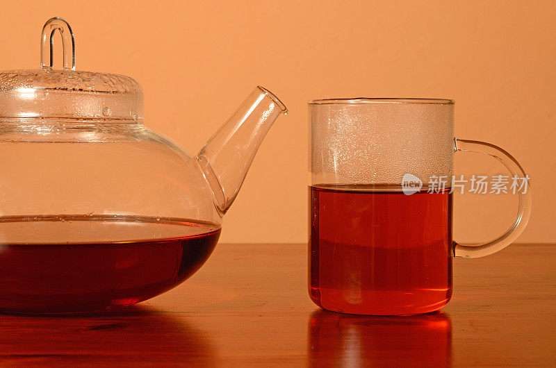 桌上有玻璃茶壶和茶杯
