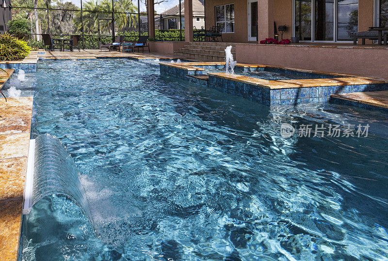 定制游泳池与水疗中心和室外生活空间