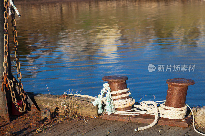 渔民码头上的系柱和缆绳