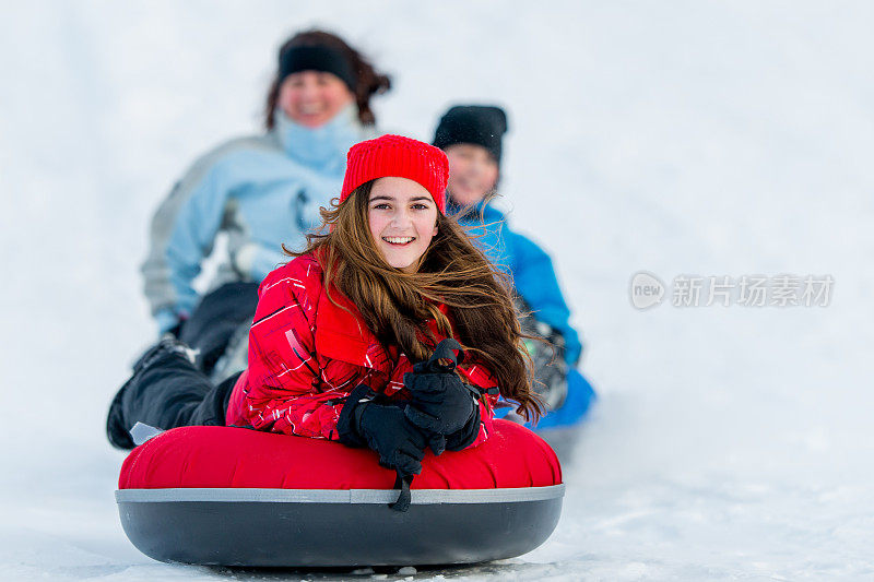 家庭乐趣在冬天的雪