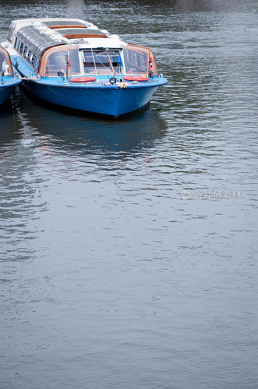 阿姆斯特丹的旅游驳船，运河上的船，有复印空间