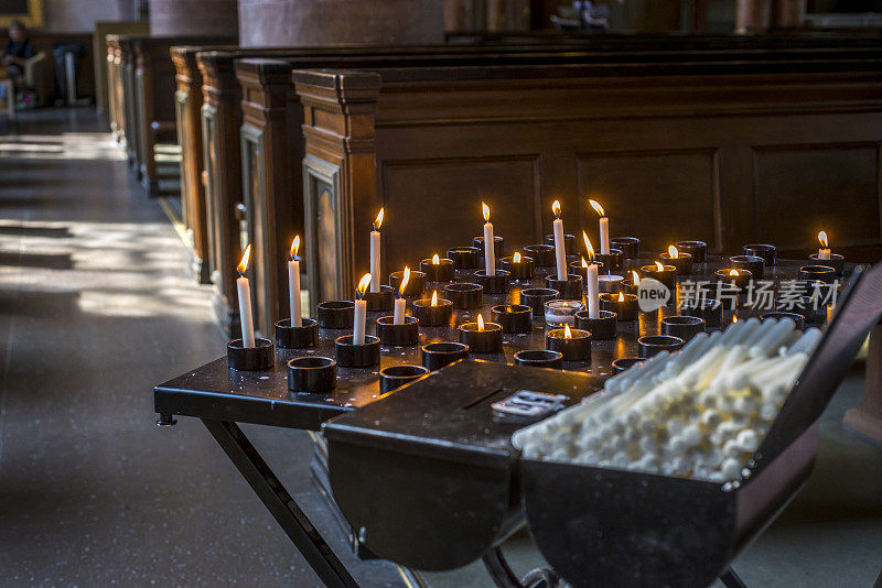 在教堂里祈祷蜡烛