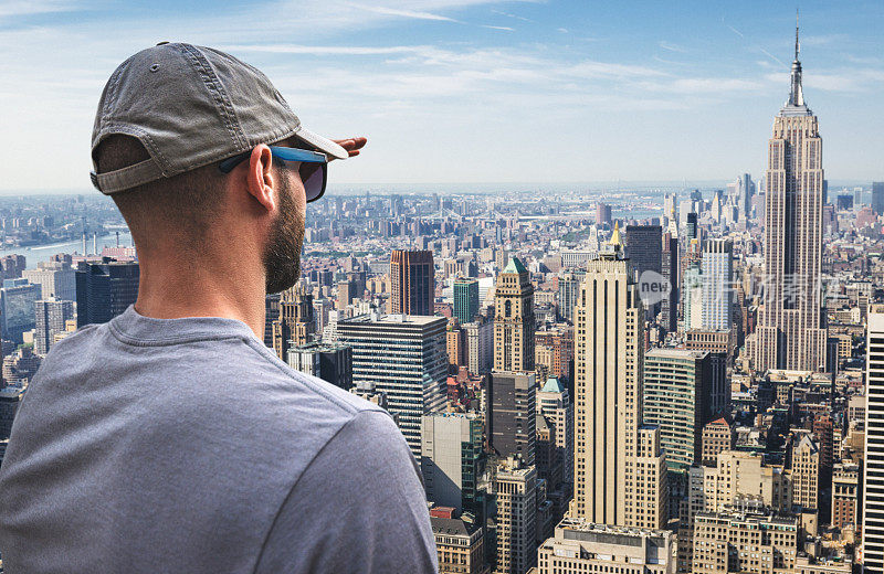 游客看着曼哈顿的天际线与帝国大厦