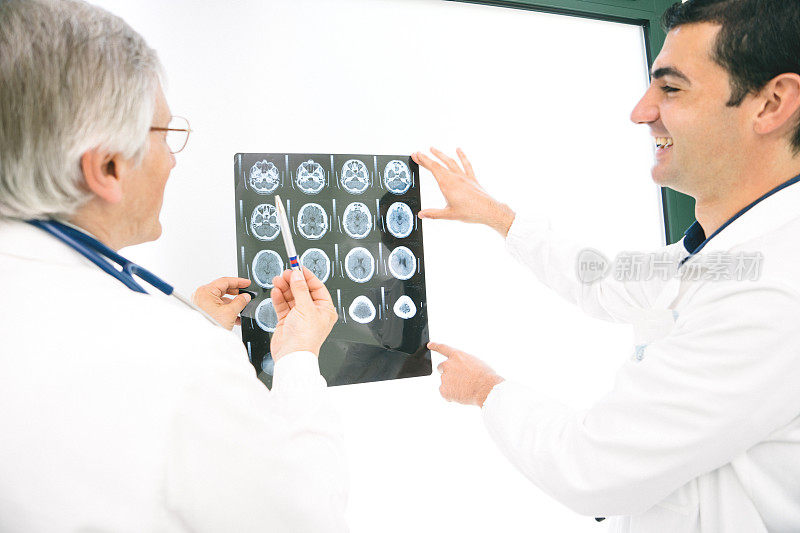 医生会通过大脑的核磁共振扫描进行咨询