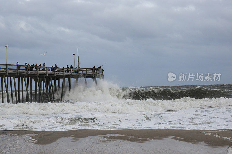 海浪冲击着一个木制的钓鱼码头