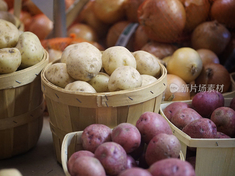 自家种植的有机农民蔬菜市场黄，红土豆收获篮