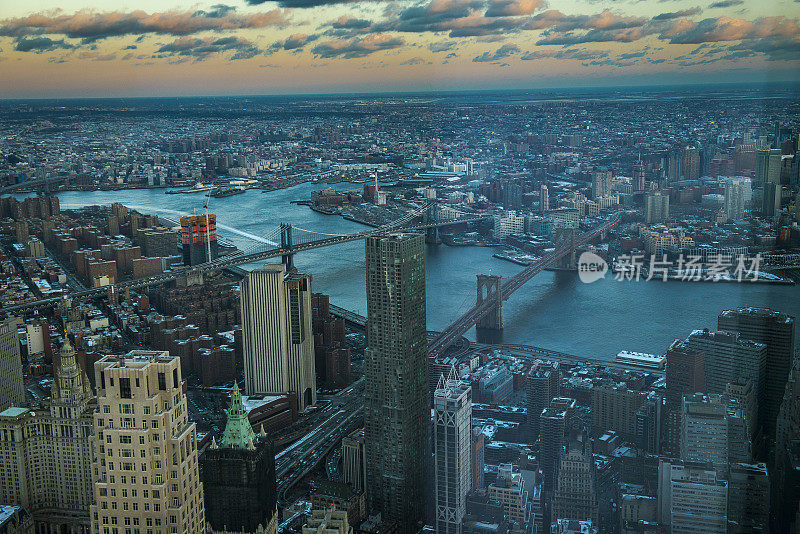 曼哈顿和布鲁克林通过世贸中心一号大楼