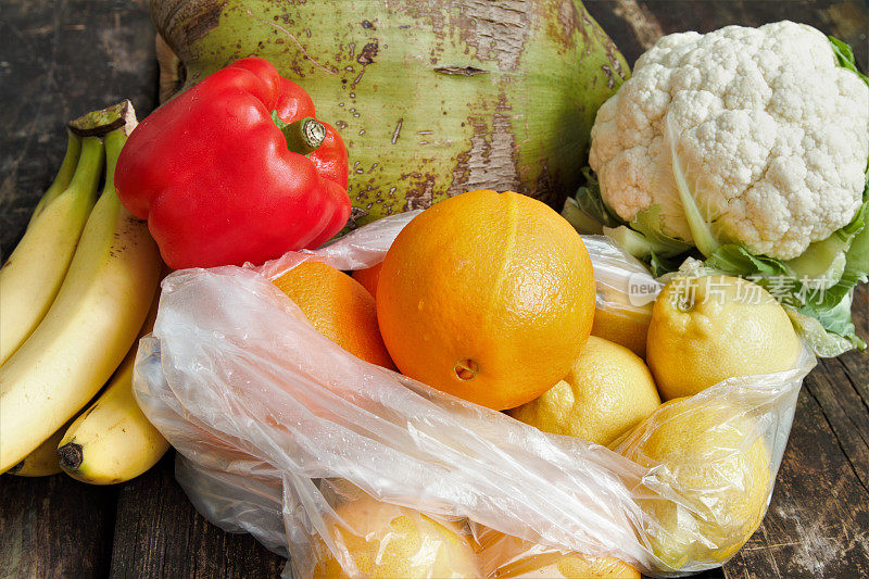 水果和蔬菜包括香蕉，橙子，柠檬，椰子