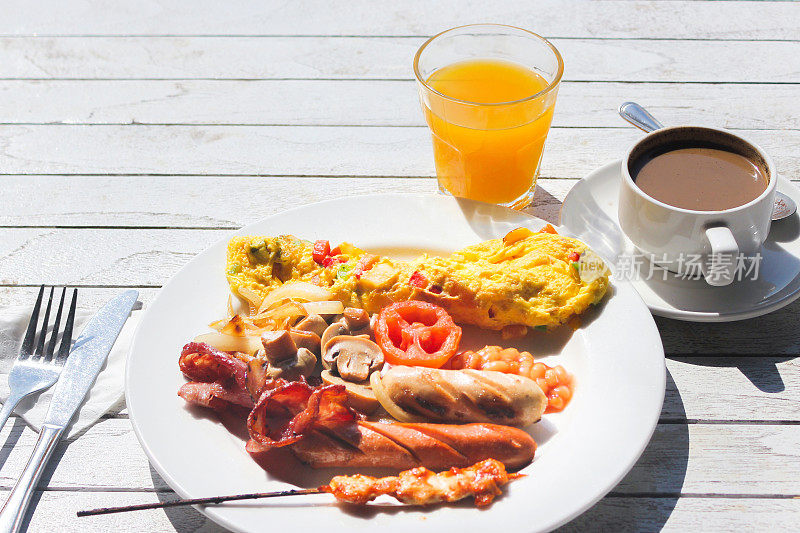 早餐和饮料——培根、炒蛋、橙汁、咖啡