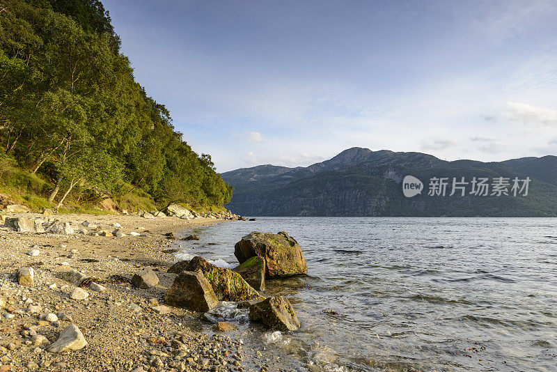 夏天挪威峡湾的日落