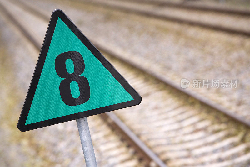 铁路沿线的绿色标志指示最高速度