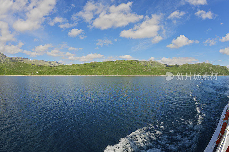 从拜格丁湖上的小船上俯瞰约敦海门全景