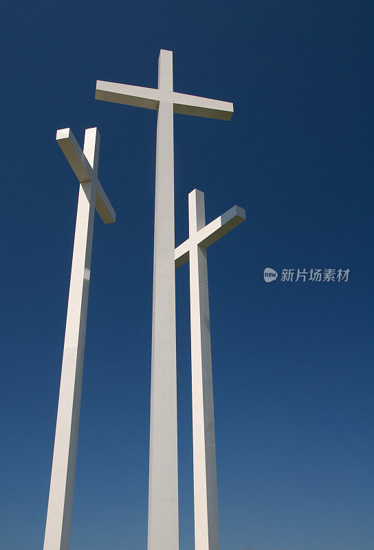 蓝天上的白色十字架