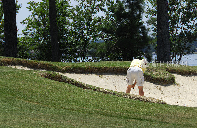 高尔夫球手在沙坑