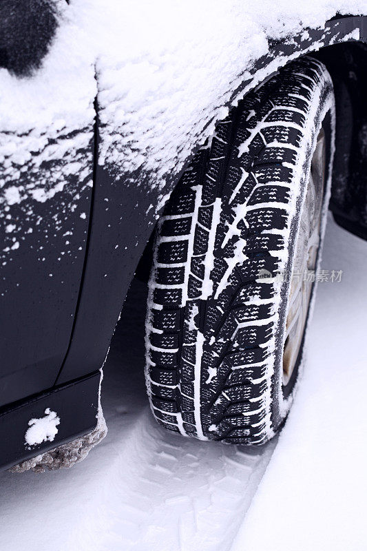 雪地上的车胎印