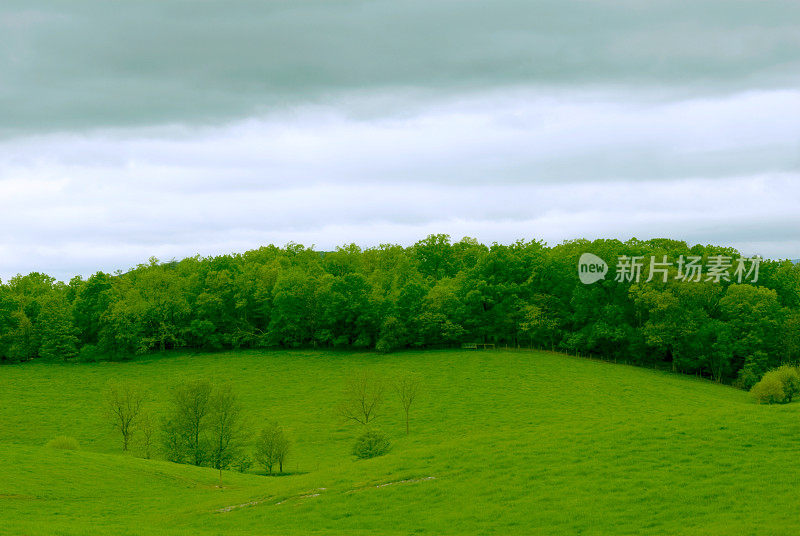 翻滚的云和山丘