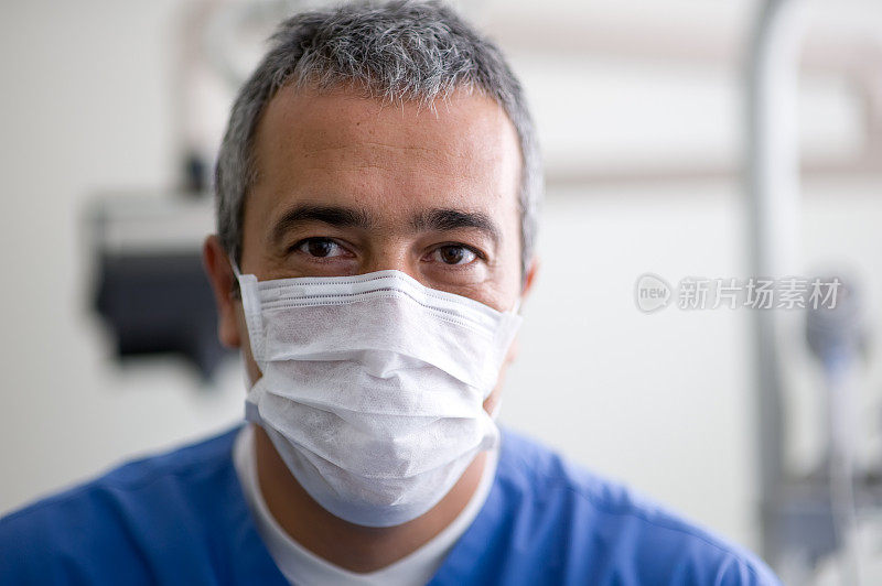男牙医戴着外科口罩的肖像