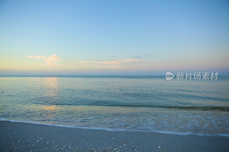 空旷的海滩，清澈的亚热带水域