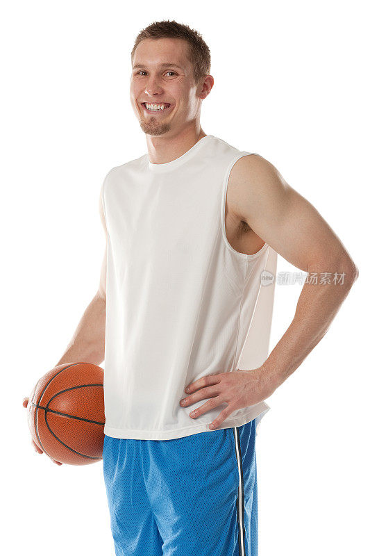 篮球运动员拿着球微笑着