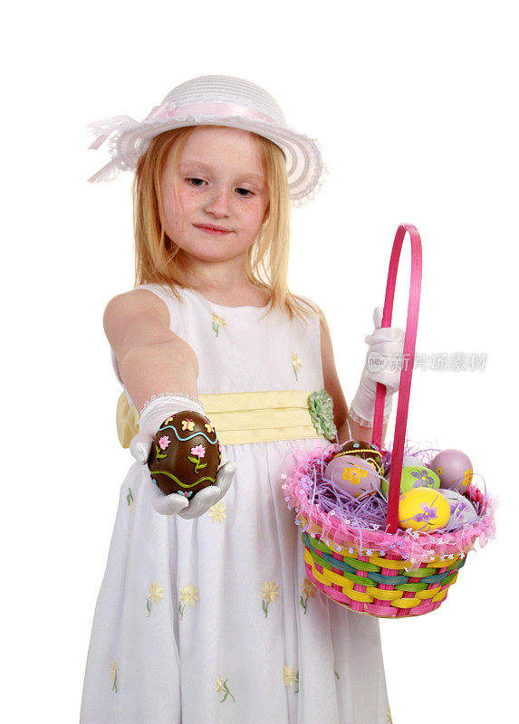 拿着巧克力复活节彩蛋的女孩