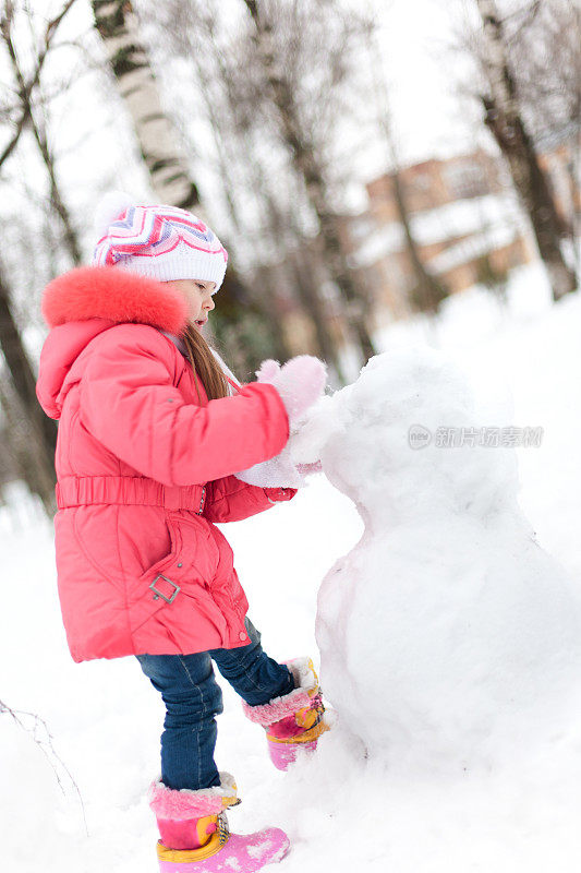 孩子做雪人