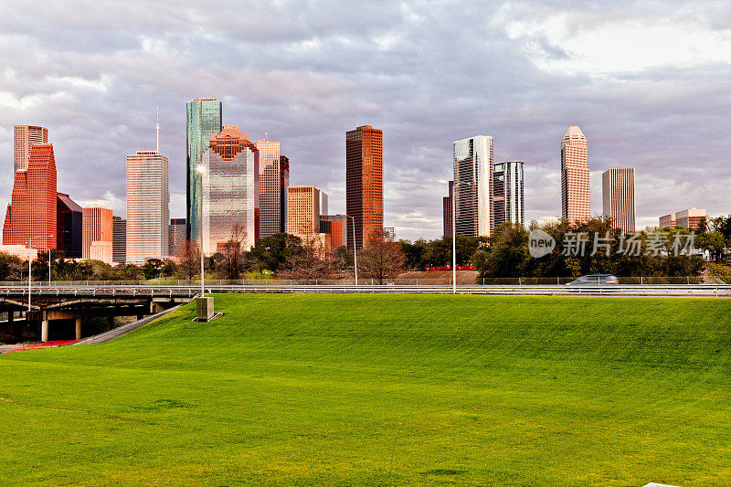 德克萨斯州:休斯敦摩天大楼的市中心天际线。
