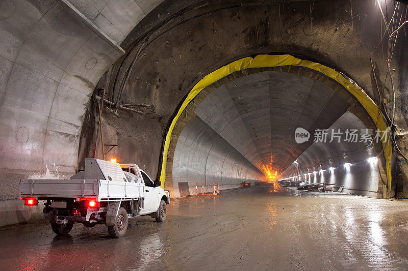 正在施工的混凝土公路隧道