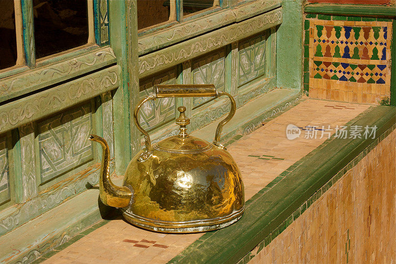 漂亮的黄铜茶壶在传统的绿色窗户，摩洛哥