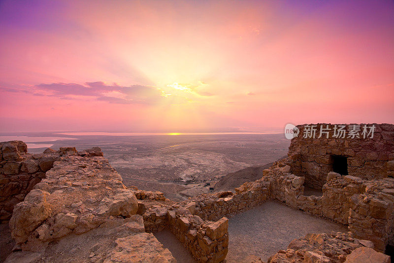 犹太沙漠马萨达要塞的日出